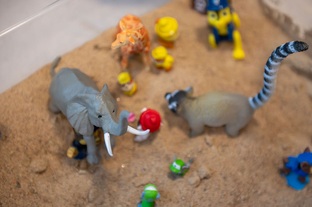 Mis on mänguteraapia?   Mänguteraapia on teraapiasuund, mis on mõeldud just lastega tegelemiseks (3- kuni 16-aastased). Sellest võib olla abi näiteks kolimisest